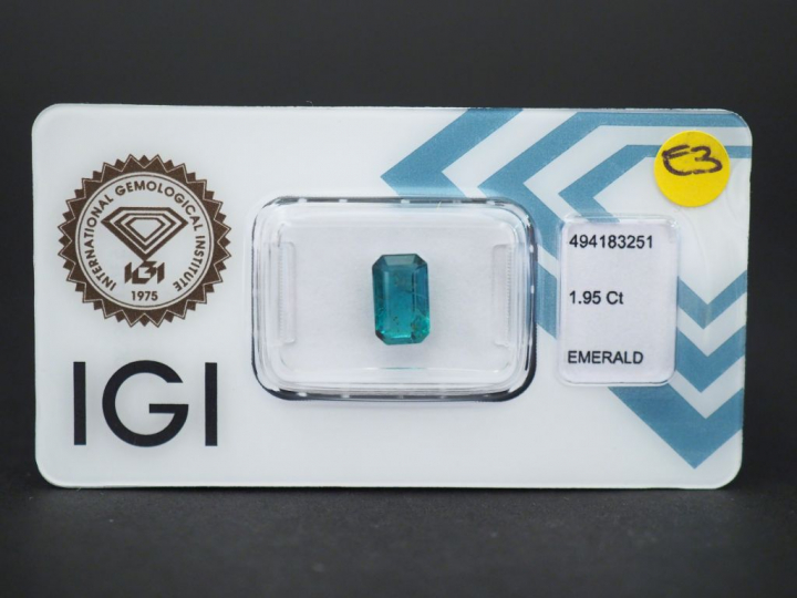 Emeraude sur papier de 1,95 ct. Avec son certificat.