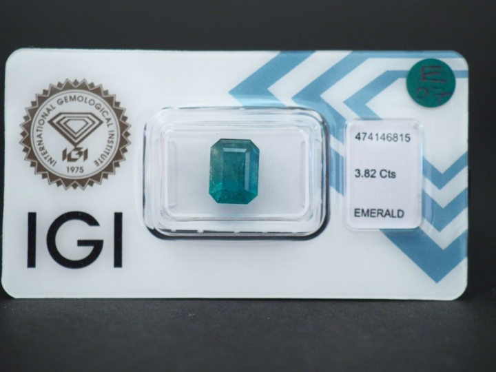 Emeraude sur papier de 3,82 ct. Avec son certificat.