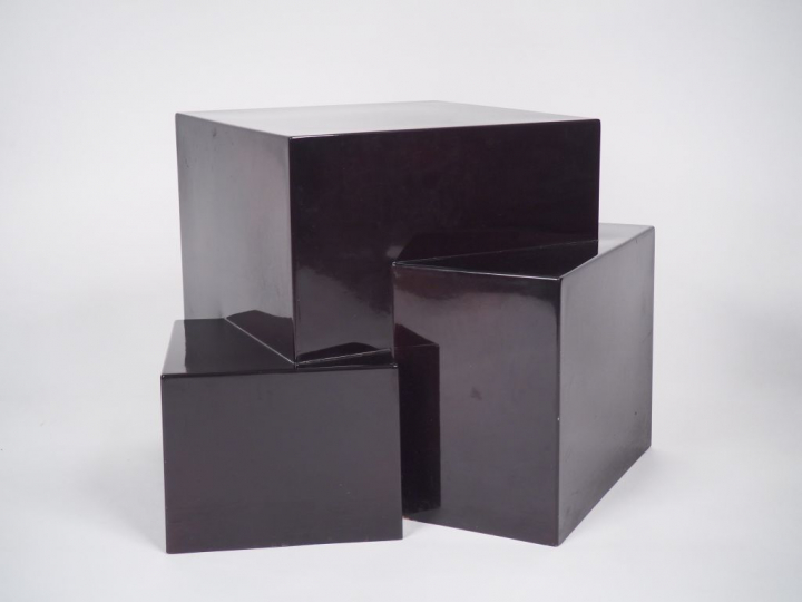 Grand présentoir moderne laqué noir. H. 45 cm.