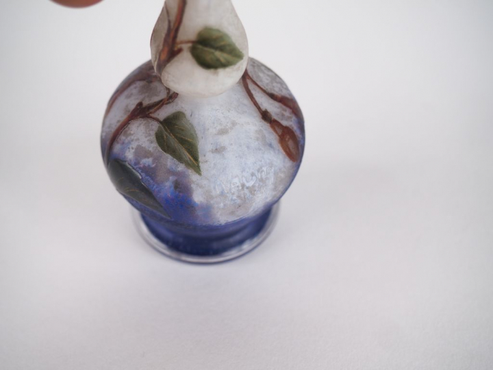 DAUM Nancy. Soliflore miniature en verre à décor gravé et émaillé de f