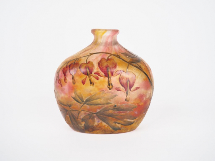 DAUM Nancy. Vase miniature en verre à décor gravé et émaillé de fuschi