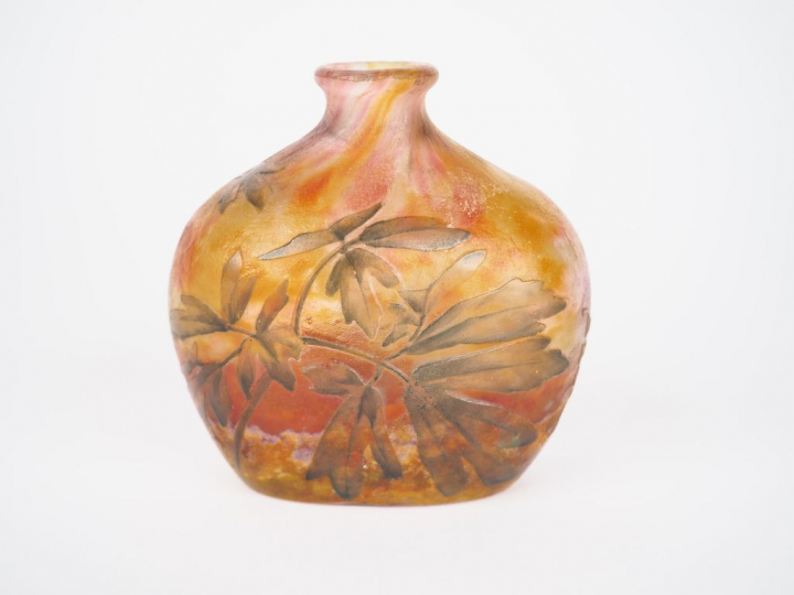 DAUM Nancy. Vase miniature en verre à décor gravé et émaillé de fuschi