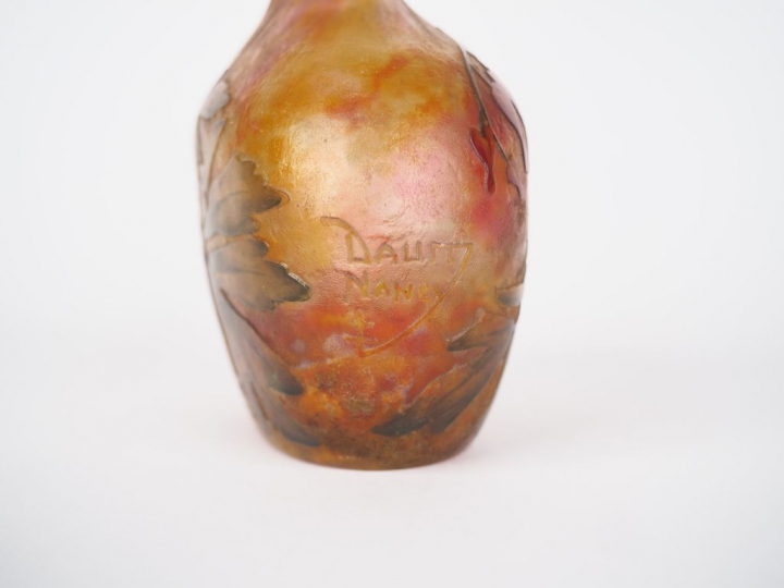 DAUM Nancy. Vase miniature en verre à décor gravé et émaillé de fuschi