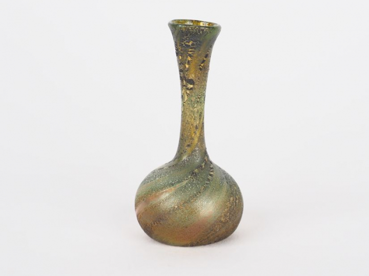 DAUM Nancy. Vase miniature en verre irisé à décor mélé, rehaussé d'or.