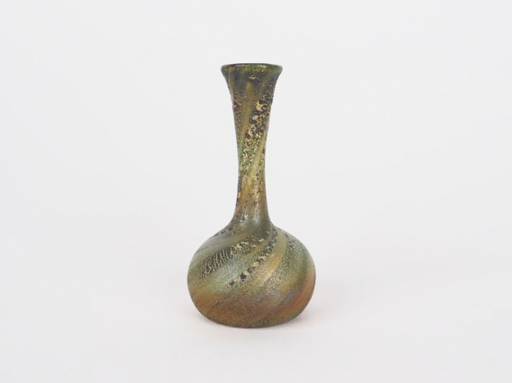 DAUM Nancy. Vase miniature en verre irisé à décor mélé, rehaussé d'or.