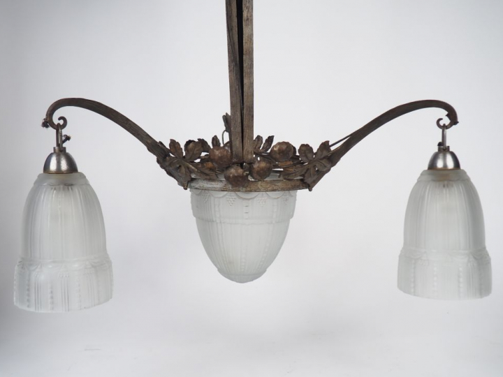 MULLER frères à Luneville. Suspension Art Déco en fer forgé et verre à
