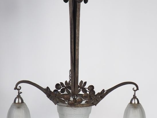 MULLER frères à Luneville. Suspension Art Déco en fer forgé et verre à