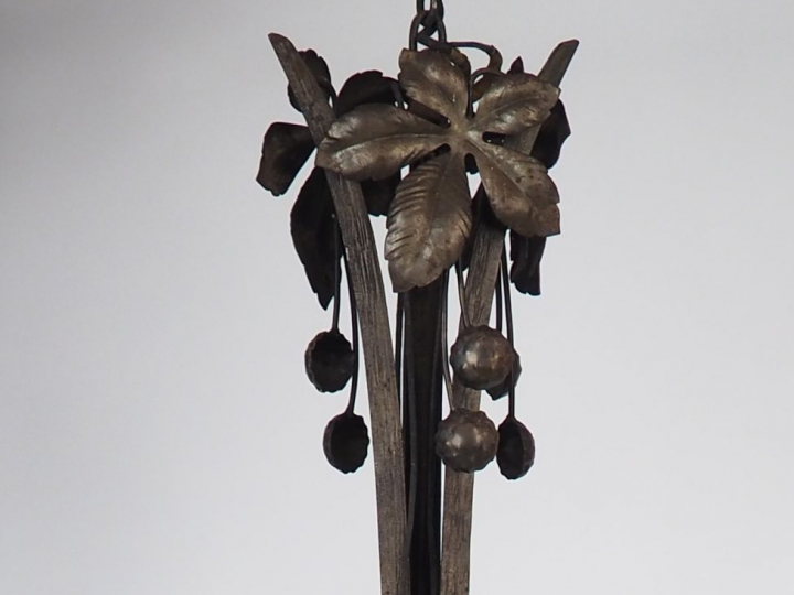 MULLER frères à Luneville. Suspension Art Déco en fer forgé et verre à