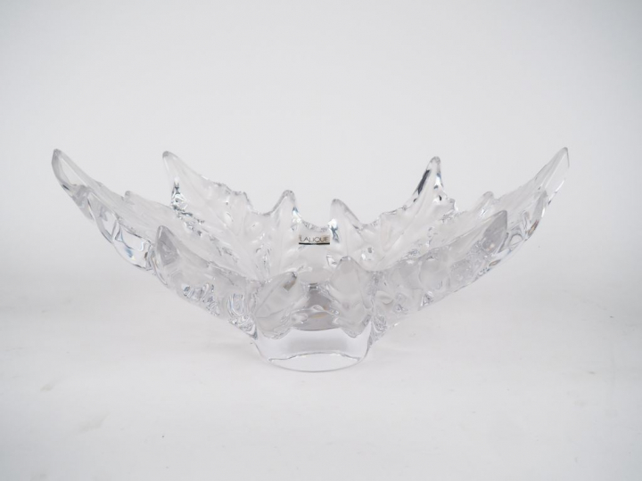 LALIQUE . Coupe "Champs Elysées", dans sa boîte. Signée. Dim. 19,5 x 4