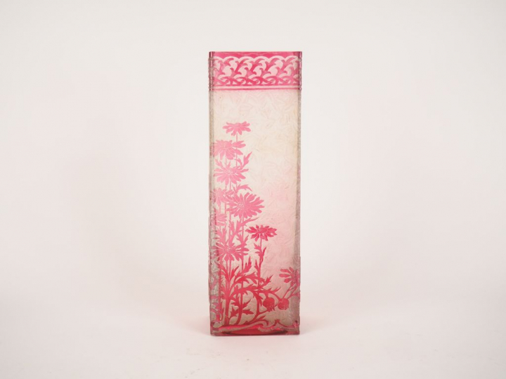 VAL SAINT LAMBERT (attribué à). Vase à section carrée en cristal à déc