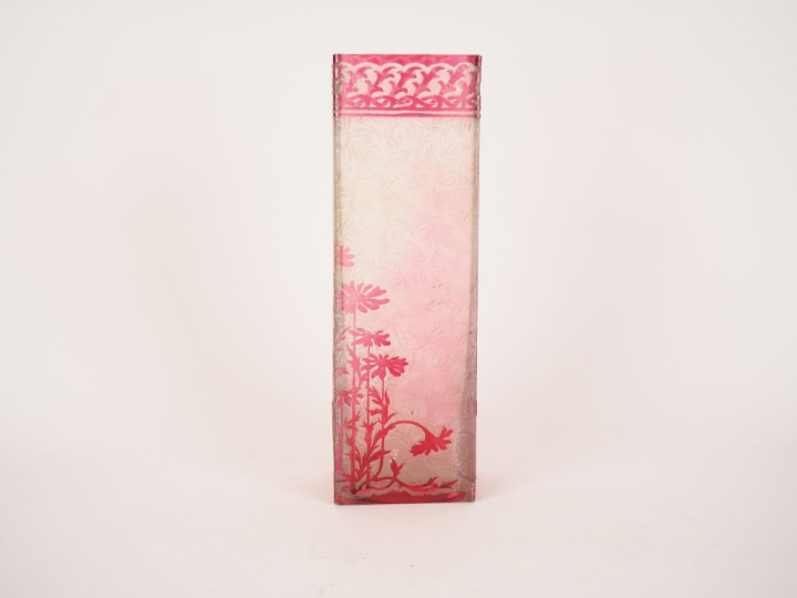 VAL SAINT LAMBERT (attribué à). Vase à section carrée en cristal à déc