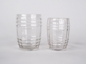 Vente aux enchères Suite de 14  verres à liqueur en verre en forme de tonneau (7 grands e