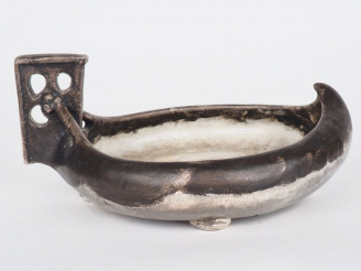 Vente aux enchères Coupe à anse début Xxème en faïence craquelée, argentée et en partie b