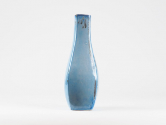 Vente aux enchères Vase 1900 en grès flammé, nuancé bleu.  H. 34,5 cm.