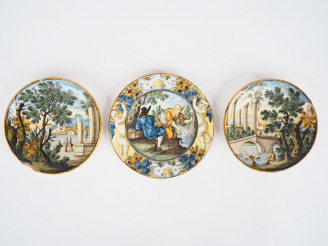 Vente aux enchères Deux petites assiettes en faïence polychrome à décor de ruines à l'ant