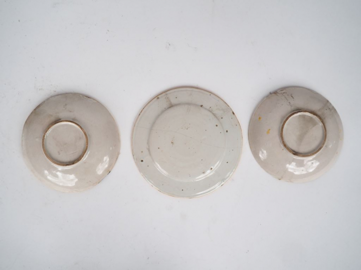 Deux petites assiettes en faïence polychrome à décor de ruines à l'ant