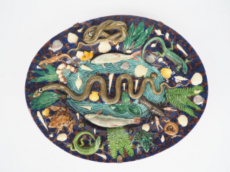 Vente aux enchères AVISSEAU à Tours. Plat ovale XIXème en céramique polychrome à décor en