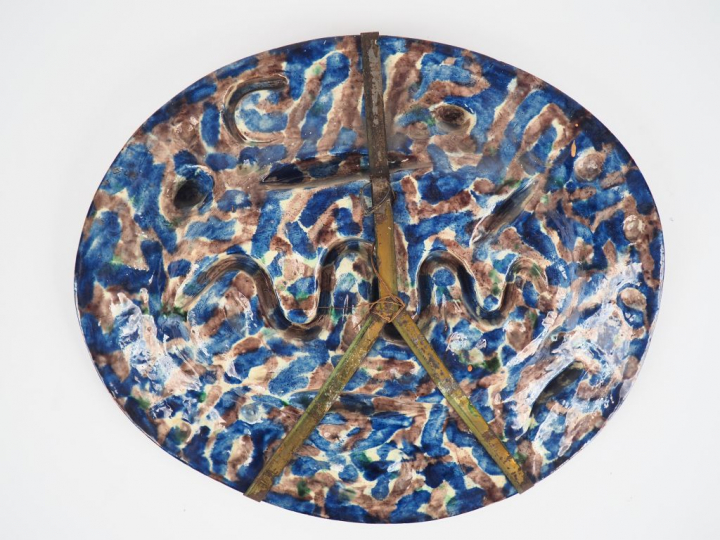 AVISSEAU à Tours. Plat ovale XIXème en céramique polychrome à décor en