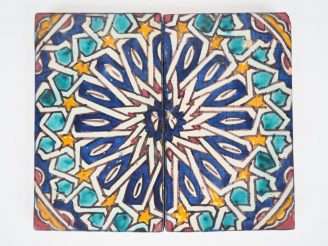 Vente aux enchères Paire de carreaux en faïence polychrome marocaine à décor de rosace. S