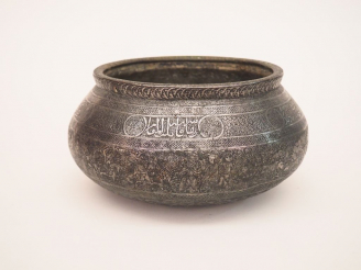 Vente aux enchères Bol tâs Qajar XIXème en cuivre argenté, à décor martelé et gravé de pe