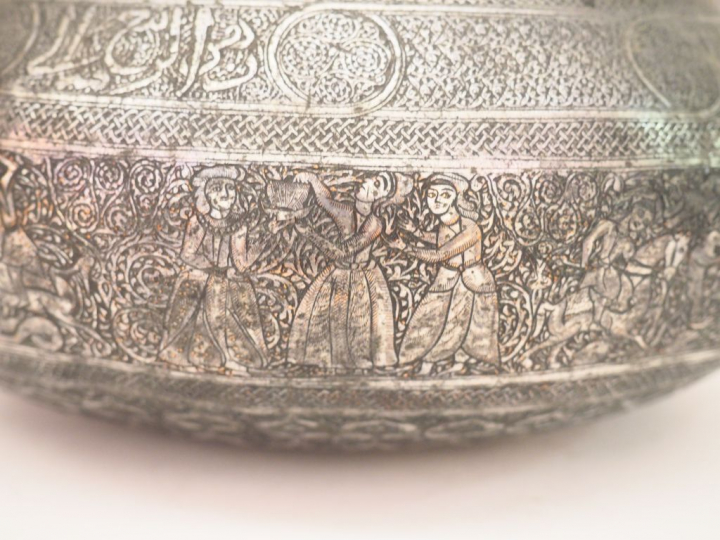 Bol tâs Qajar XIXème en cuivre argenté, à décor martelé et gravé de pe