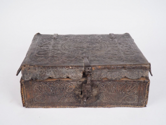 Vente aux enchères Coffret de voyage Louis XIV en cuir sur âme de bois, à décor gauffré d