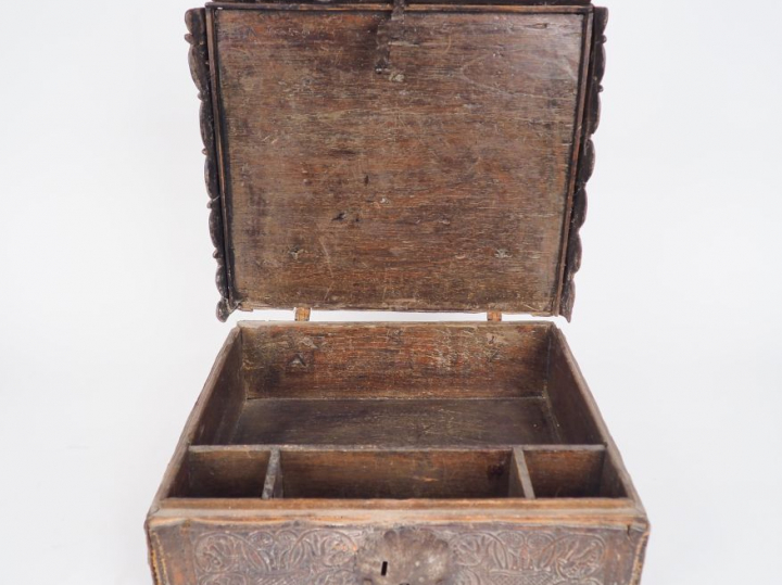 Coffret de voyage Louis XIV en cuir sur âme de bois, à décor gauffré d