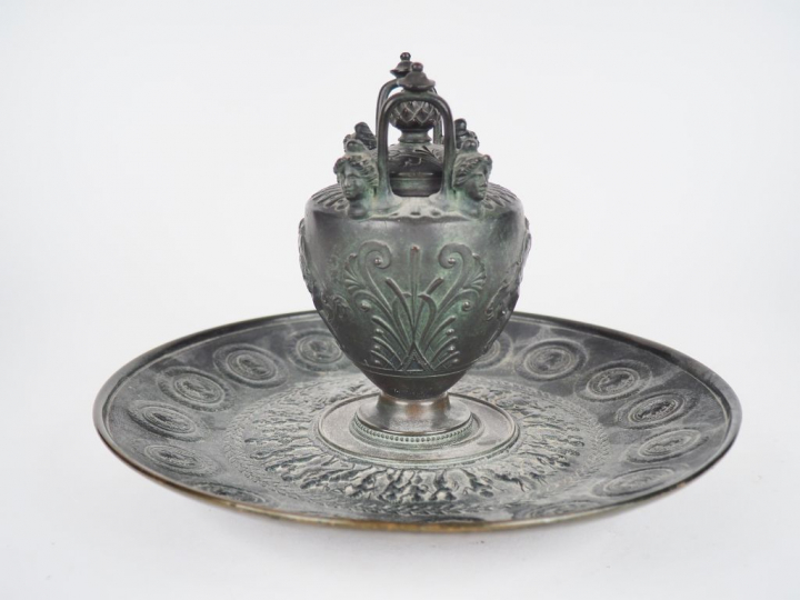 Vase couvert XIXème sur son présentoir en bronze à patine verte à déco