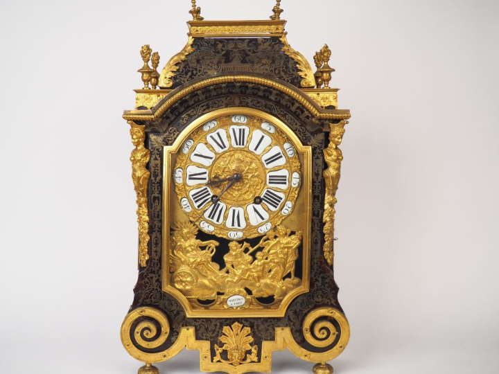 MARTINOT à Paris.  Cartel de style Louis XIV en bronze et marqueterie 