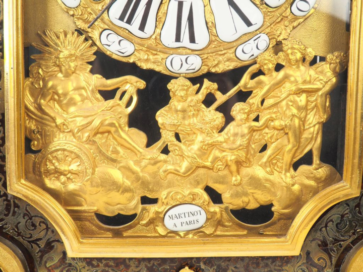 MARTINOT à Paris.  Cartel de style Louis XIV en bronze et marqueterie 