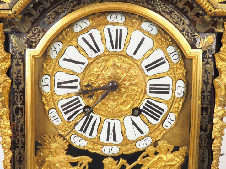 MARTINOT à Paris.  Cartel de style Louis XIV en bronze et marqueterie 