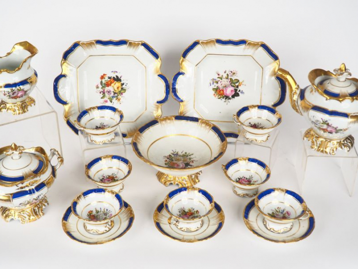 Service à thé Napoléon III en porcelaine polychrome de Paris, à décor 