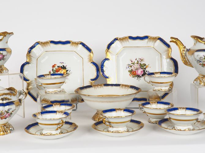 Service à thé Napoléon III en porcelaine polychrome de Paris, à décor 