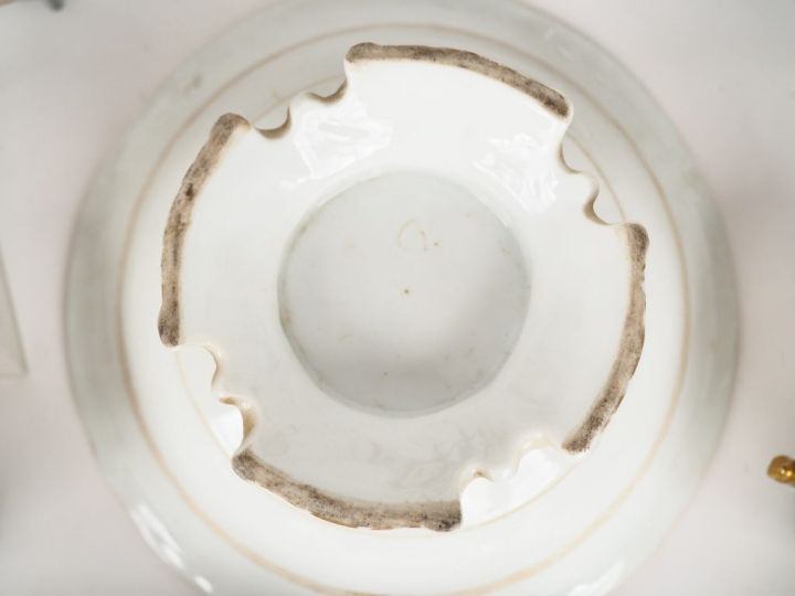 Service à thé Napoléon III en porcelaine polychrome de Paris, à décor 