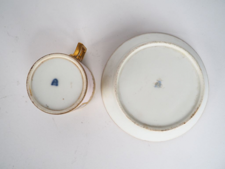 Tasse et sous-tasse en porcelaine de Vienne à décor polychrome de pays