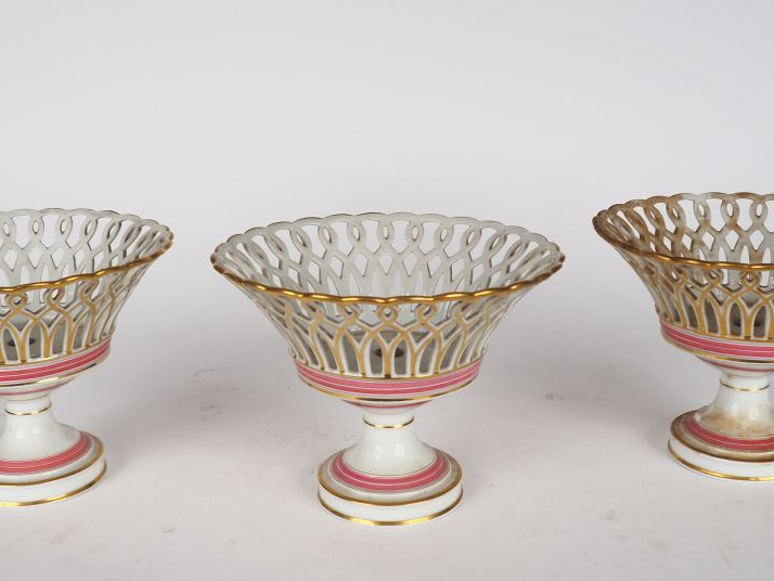 Partie de service de table Napoléon III en porcelaine de Paris à décor