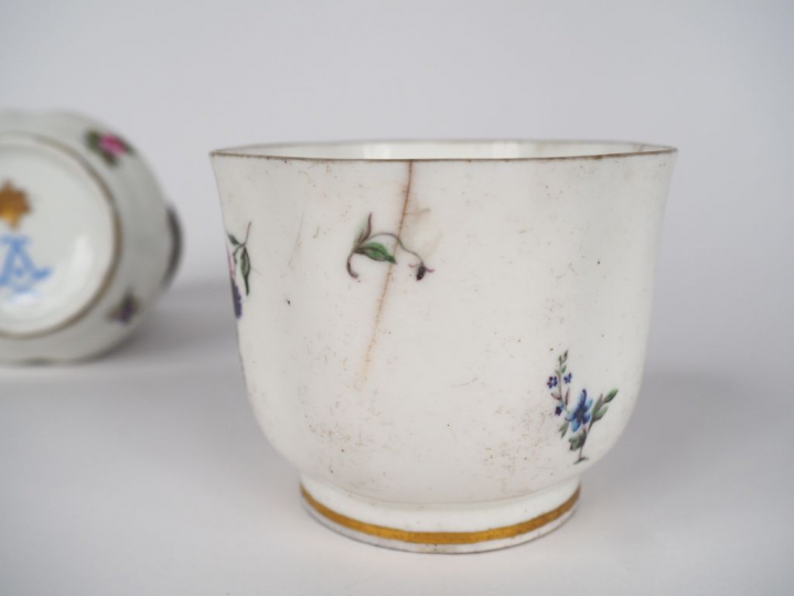 Petit vase XIXème en porcelaine polychrome à décor de fleurettes. Mont