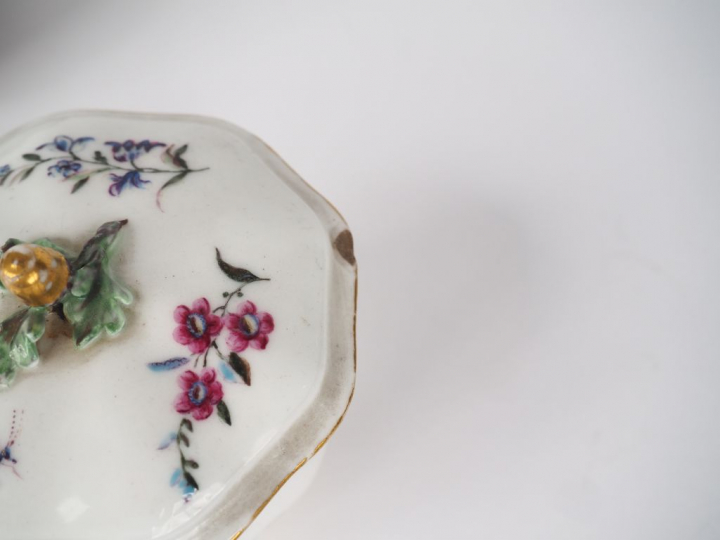 Petit vase XIXème en porcelaine polychrome à décor de fleurettes. Mont