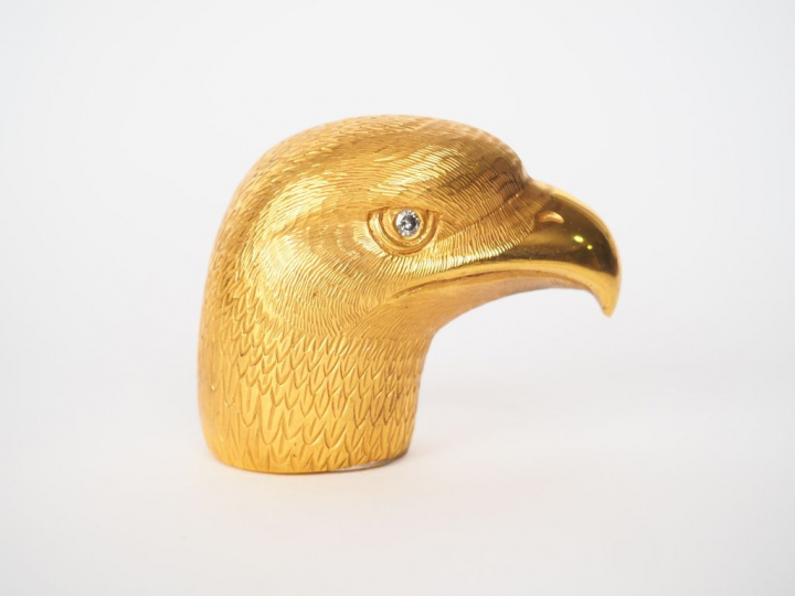 DUC de GUISES. "Aigle" Presse papier en laiton ciselé et plaqué, orné 