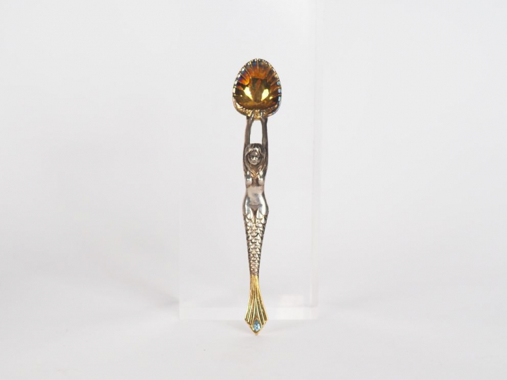 DUC de GUISES. Cuillère "Sirène" en argent ornée d'une Topaze. Dim. 11