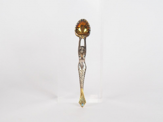 Vente aux enchères DUC de GUISES. Cuillère "Sirène" en argent ornée d'une Topaze. Dim. 11