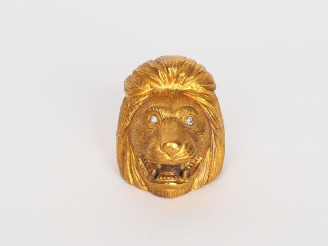 Vente aux enchères DUC de GUISES. "Lion". Presse papier en laiton plaqué or les yeux cert