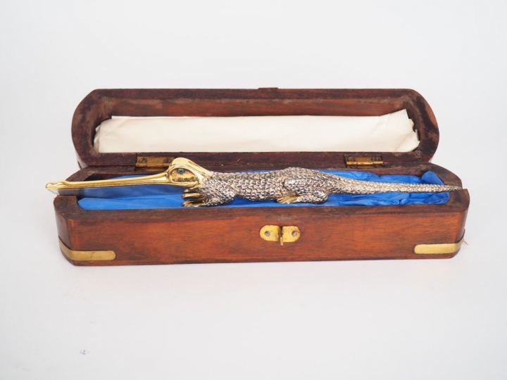 DUC de GUISES. Couteau "Gavial". Couteau en argent et vermeil les yeux
