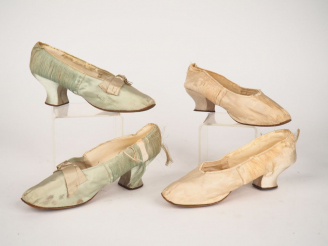 Vente aux enchères Deux paires de chaussures XVIIIème en soie . On y joint une paire de "