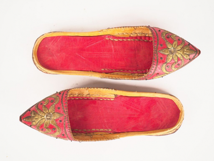 Deux paires de chaussures XVIIIème en soie . On y joint une paire de "