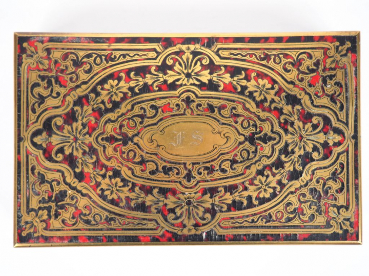 E. GRADE   R. CASTEX Boite à jetons en marqueterie boulle, monogrammée