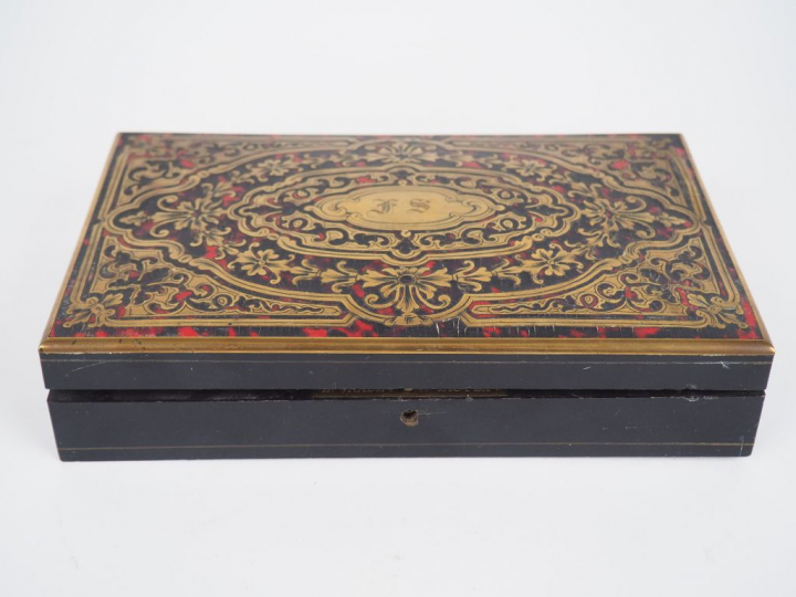E. GRADE   R. CASTEX Boite à jetons en marqueterie boulle, monogrammée
