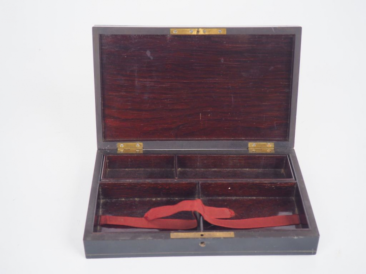 E. GRADE   R. CASTEX Boite à jetons en marqueterie boulle, monogrammée