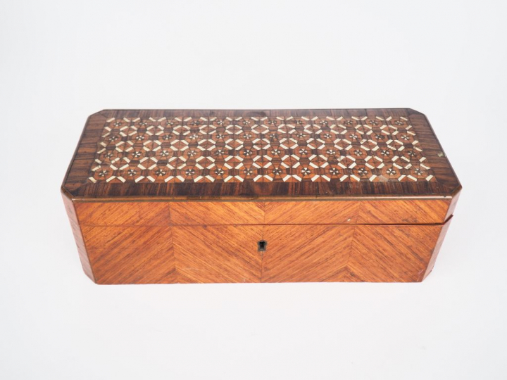 Coffret à bijoux Napoléon III en frisage et marqueterie à décor de mot