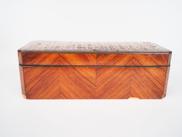 Coffret à bijoux Napoléon III en frisage et marqueterie à décor de mot